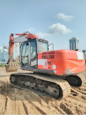 Гусеничный экскаватор Hitachi ZX180LC